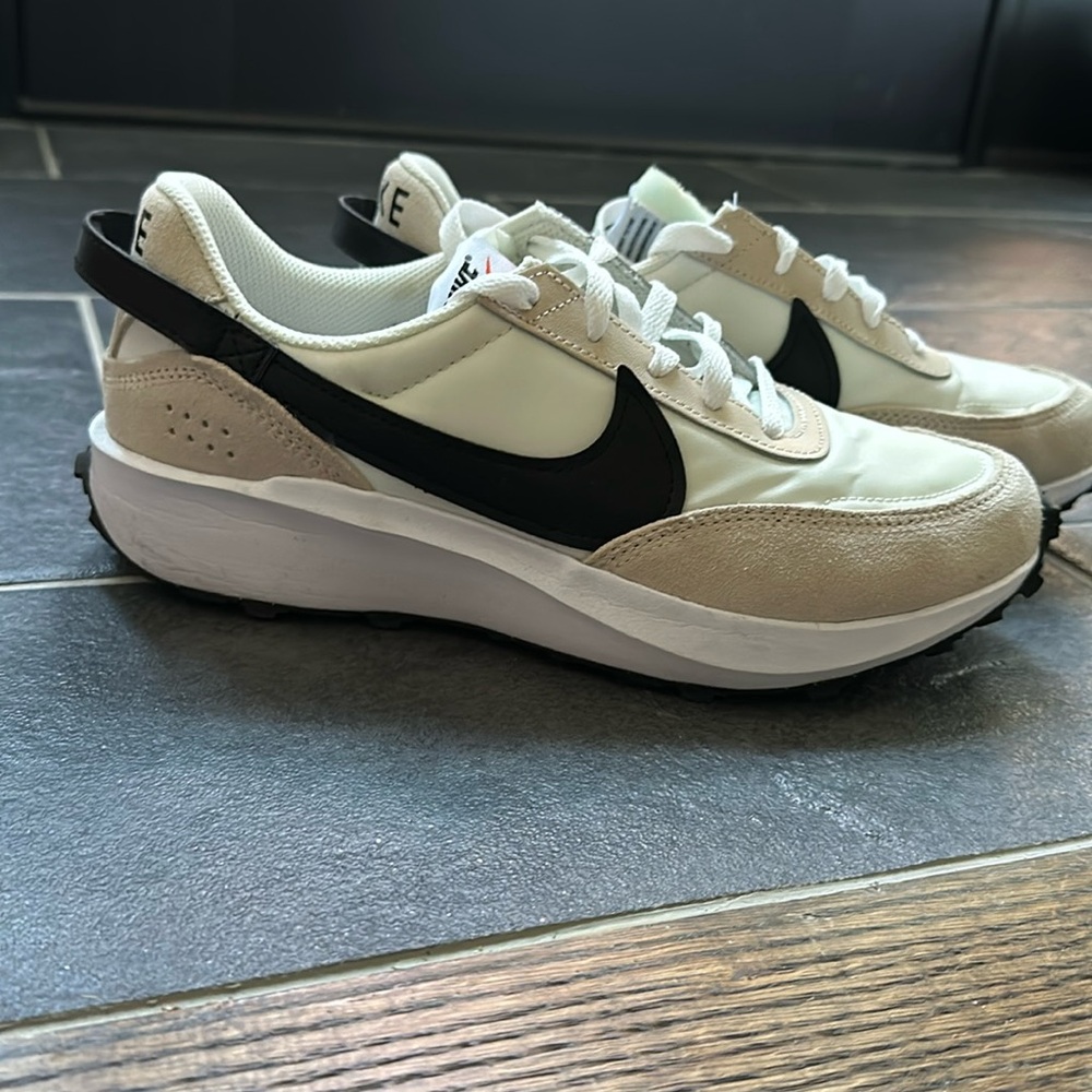 Women’s Nike Waffle Debut 8.5